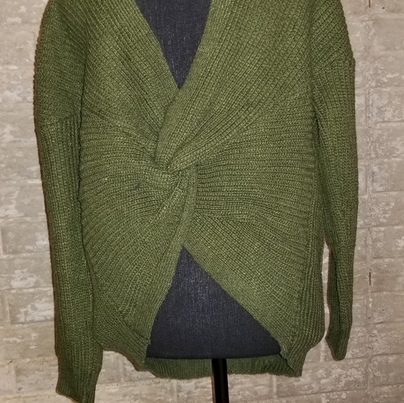 ๐๐HOST PICK๐๐ Very Gorgeous HUNTER GREEN knot sweater - Picture 7 of 8